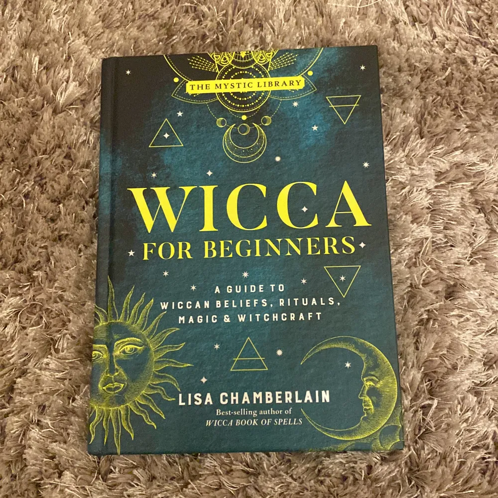 Två st Witchcraft böcker. Den lila: Wicca Book Of Spells, 139kr inklusive frakt.     Den gröna: Wicca For beginners, 99kr inklusive frakt. - Den är fel tryckt på en av sidorna men det går fortfarande att läsa sidan.   238kr tillsammans inklusive frakt.. Böcker.