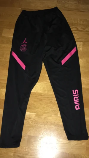Psg Jordan byxor  - Hej. Jag säljer dessa bekväma psg Jordan byxor. Dem är i storlek small. Fickor med dragkedja. Skriv om du undrar något. Mvh Måns!