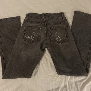 Lågmidjade jeans - (Köparen slutade svara, så lägger ut igen) Säljer detta par utsvängda, lågmidjade jeans från Lindex. Jättesnygga, men för små. Saknar några stenar och är lite slitna längst ner på byxbenen (kan skicka bild), men fina ändå. Kontakta mig om du har frågor 🥰