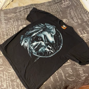 Varg T shirt - Nice 🐺. tryck både fram och bak
