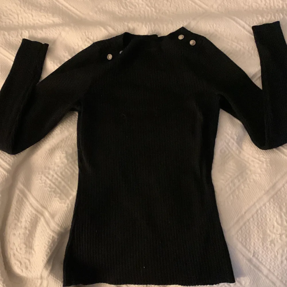 Fin svart tröja från H&M❤️ aldrig använd 😍storlek= XS. Skjortor.