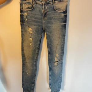 Zara jeans - Trafaluc jeans från zara, blåa med slitningar.  Kunden står för frakt, inga byten.