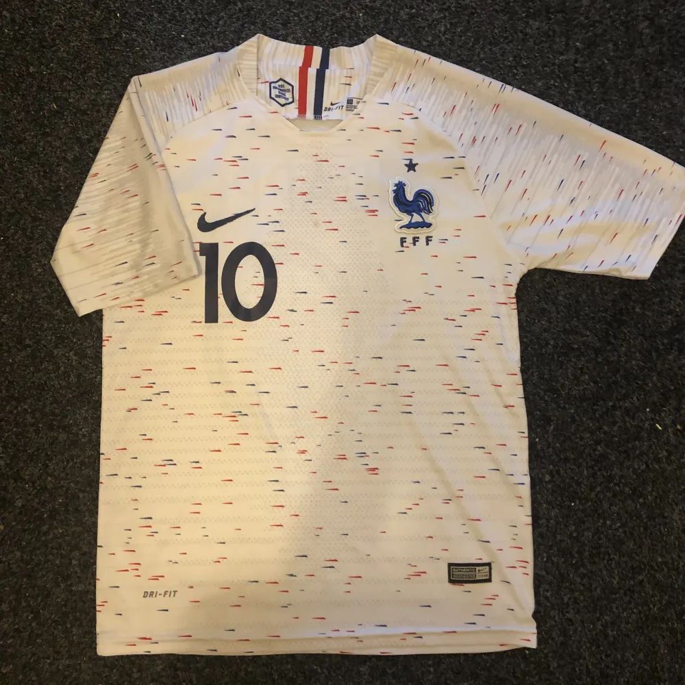 Frankrikes landslagströja i storlek xs/s. Använd ett fåtal gånger. . T-shirts.