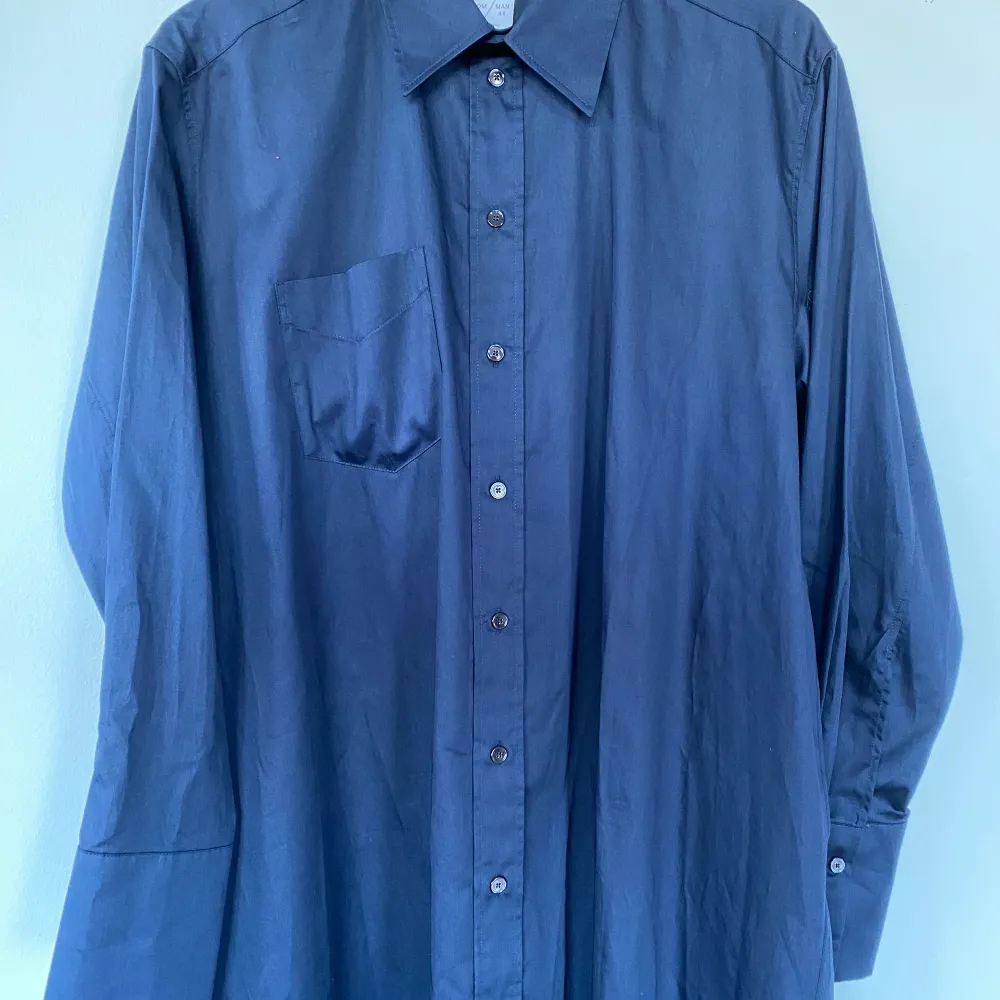 Ursnygg mörkblå skjortklänning från HOPE i bomull. Klänningen är helt ny och köptes för ett ursprungspris av 2595 kr. Säljer pga att storleken inte passade. W stl 36 / M stl 44. Klänningar.