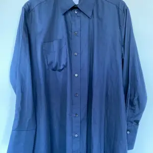 Ursnygg mörkblå skjortklänning från HOPE i bomull. Klänningen är helt ny och köptes för ett ursprungspris av 2595 kr. Säljer pga att storleken inte passade. W stl 36 / M stl 44