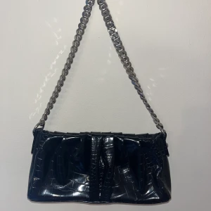 Svart väska  - Liten väska från asos med fake läder, använd få gånger; i nyskick 