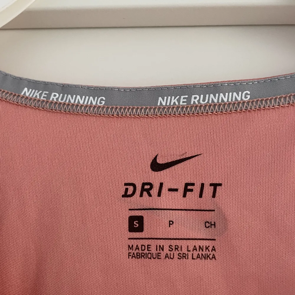 Nike träningslinne storlek S . Övrigt.
