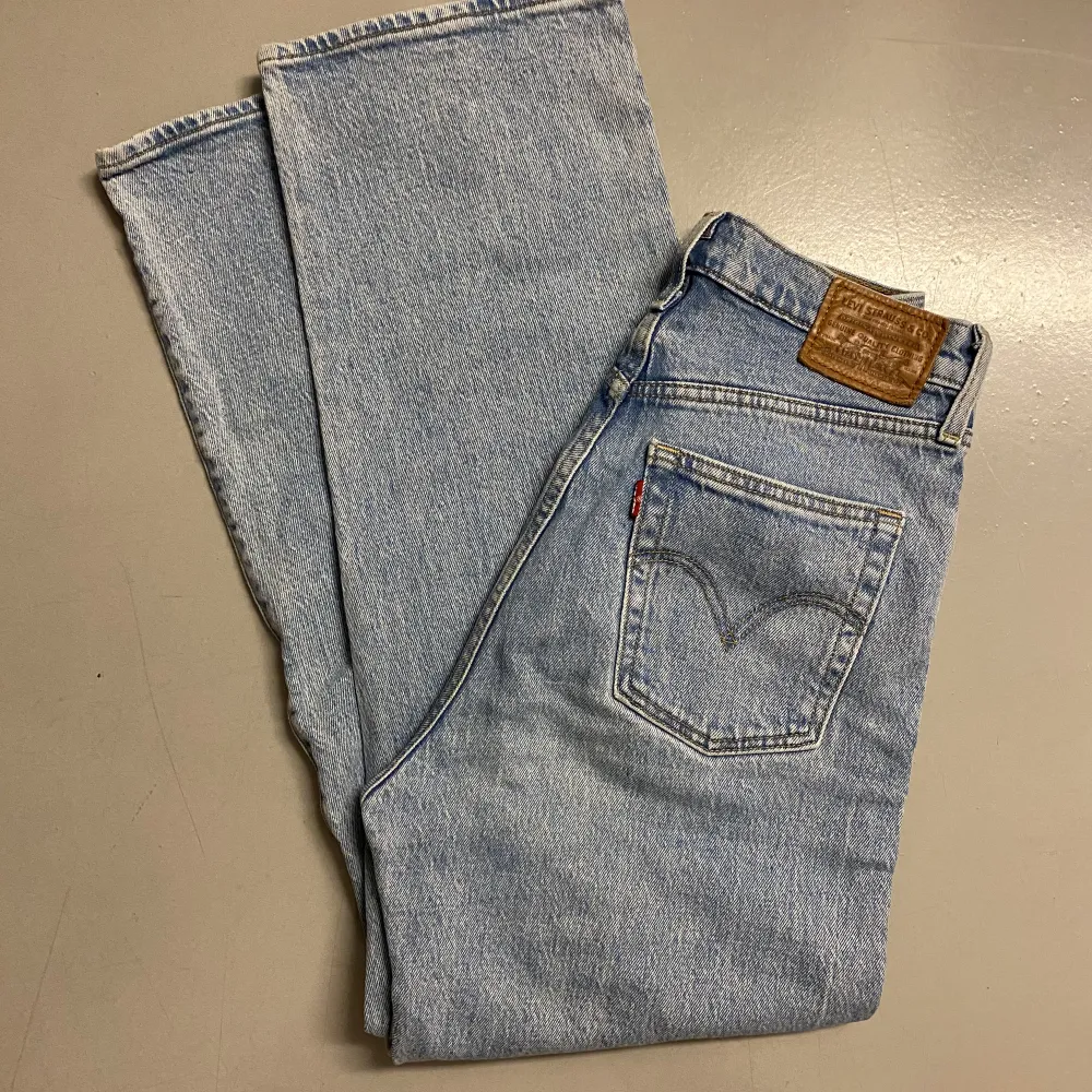 Levis 501 Hömidjade jeans med raka ben. Otroligt fin ljusblå färg som passar till allt. Dessa är köpta på Carlings. Använda men i mycket fint skick. . Jeans & Byxor.