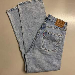 Levis 501 Hömidjade jeans med raka ben. Otroligt fin ljusblå färg som passar till allt. Dessa är köpta på Carlings. Använda men i mycket fint skick. 