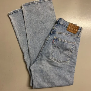 Levis 501 strl 26 - Levis 501 Hömidjade jeans med raka ben. Otroligt fin ljusblå färg som passar till allt. Dessa är köpta på Carlings. Använda men i mycket fint skick. 