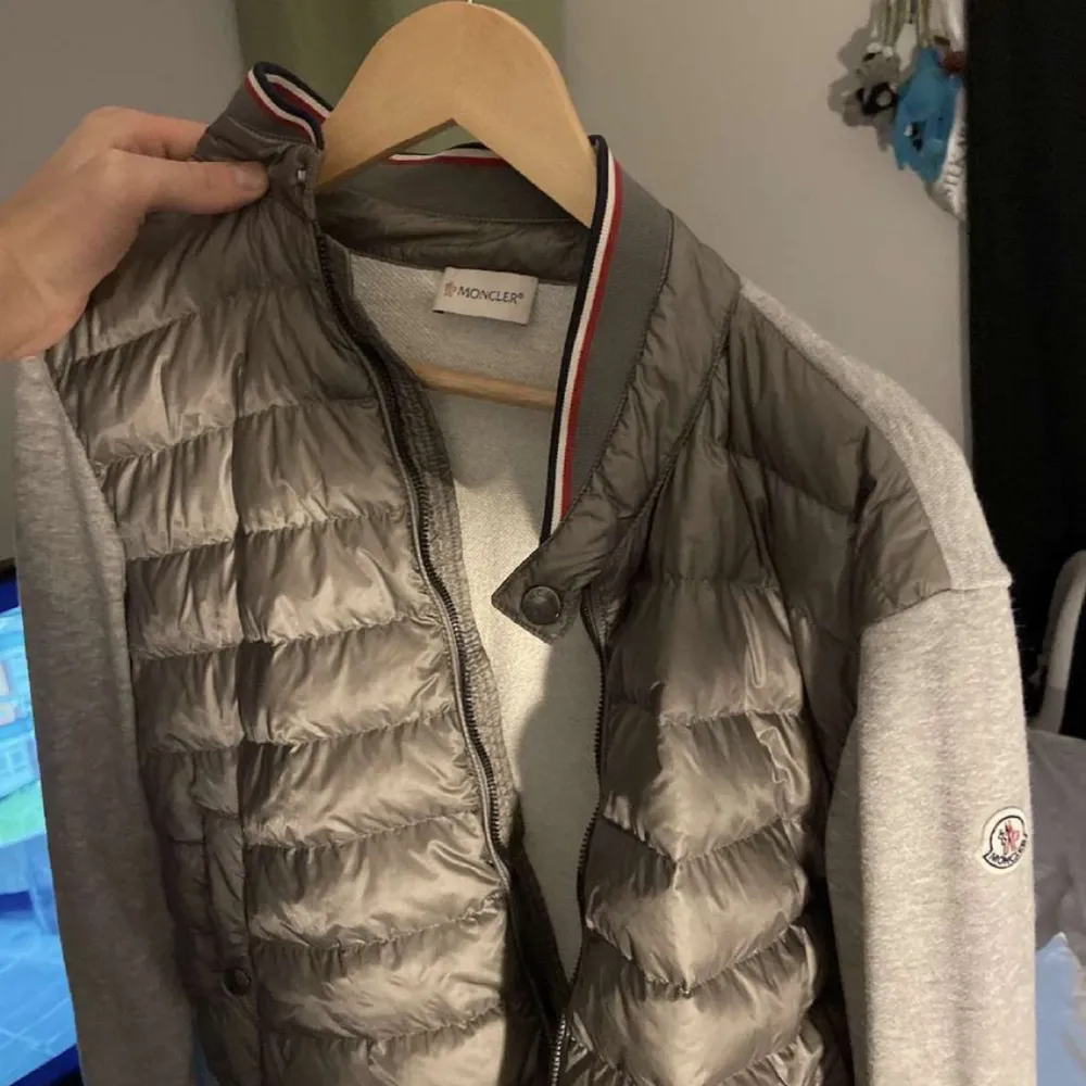 Moncler cardigan  8/10 4000kr Storlek L, passar M. Hoodies.