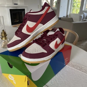 Nike SB dunk low ”skate like a girl” - Nike sb dunk low ”skate like a girl” i storlek 41. Helt nya och oanvända, kvitto finns. Låda i perfekt skick.