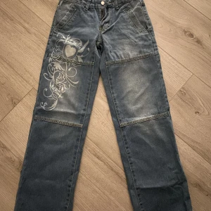 Low waist baggy jeans - Säljer dessa lågmidjade byxor då dom var för långa på mig! Jag köpte dom i storlek 34, dom är tajtare eftersom ja inte använt, dom är mindre i storleken! Om du har 34 kan dom va lite små! Finns en fin detalj så det blir snuggare. Frakt står du för⭐️