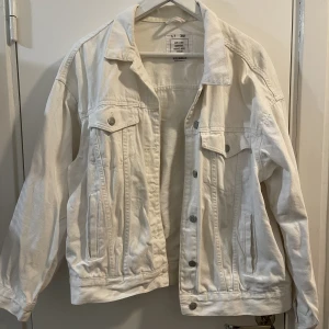 Vit jeansjacka  - Jättefin jeansjacka från Pull & Bear. Hål i höger ficka, lättlagat, annars felfri! 
