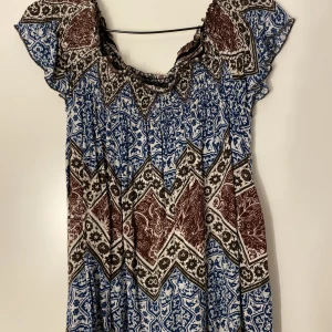 Blus  - Mönstrad blus från Lindex i storlek XS. Använd fåtal gånger.