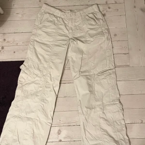 BDG Ecru Y2K Low Rise Cargo Pants - Ett par vida och lågmidjade byxor från UO som inte kommer till användning då de är för stora🤧 Själv är jag 155 cm lång och om jag minns rätt är byxorna storlek S. Säljs i befintligt skick