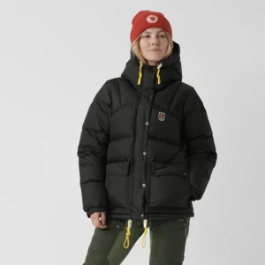 Fjällräven Jacka svart - Det är en äldre modell. Säljer för att jag tycker den är för liten för mig som vanligtvis är S/M. Skulle säga att den passar någon som är XS/S då den är stor i modellen. Den är lite sliten på de vita ”läderplättarna”💞