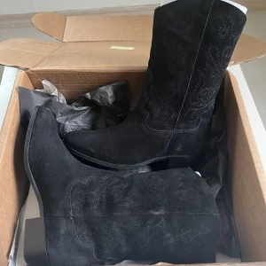 Cowboyboots😍🤠 - Galet snygga cowboyboots som tyvärr är lite försmå för mig❤️ helt oanvända med lappen på och allt, endast testade! 