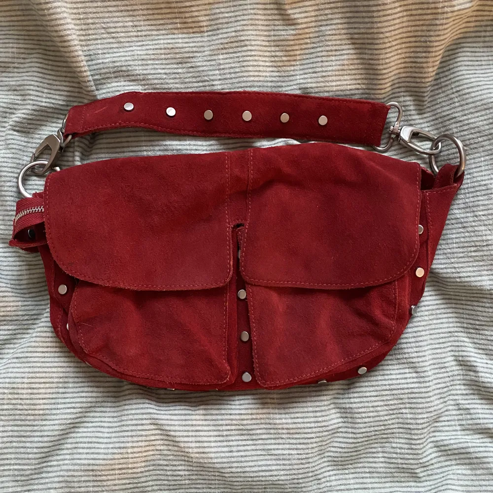 Snygg röd unlimit väska som ej kommer till användning längre. Runt ”låset” på den högra fickan har tyget gått sönder, men det är inget som syns när man har den stängd som vanligt!🫶 Den är väldigt rymligt och är den större storleken . Väskor.