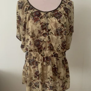 Blommig blus - Blommig blus för 40kr, står XL men passar från S-XL. 
