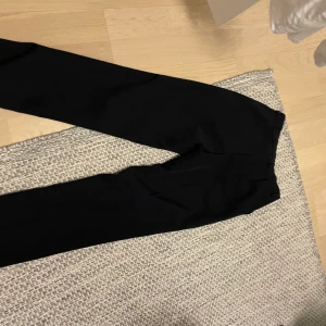 Marinblå kostymbyxor - Marinblå kostymbyxor, använt 4 gånger🙂