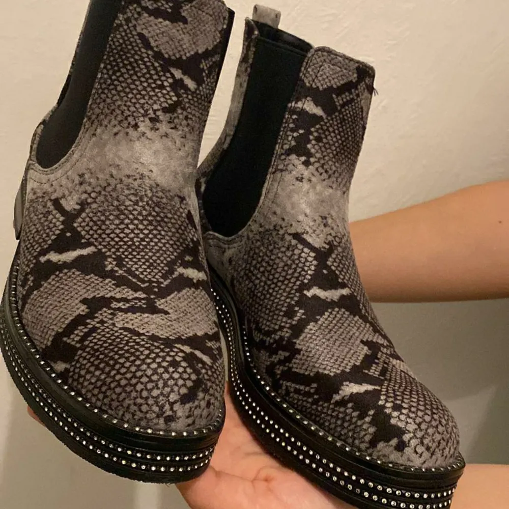 Dessa är så sköna att ha på sig och sjukt fina. (Köparen står för frakten). Skor.