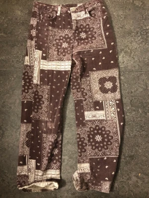 Byxor  - Säljer dessa jeans eftersom att dom sitter för tight, dom kan sitta både lowwaist och highwaist beroende på kropps typ:))