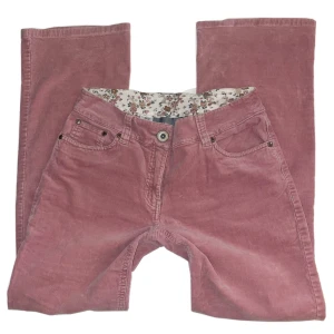 Manchester byxor - Rosa bootcut-byxor i Manchester med superfin blommig insida. Normalmidjade i storlek 36.