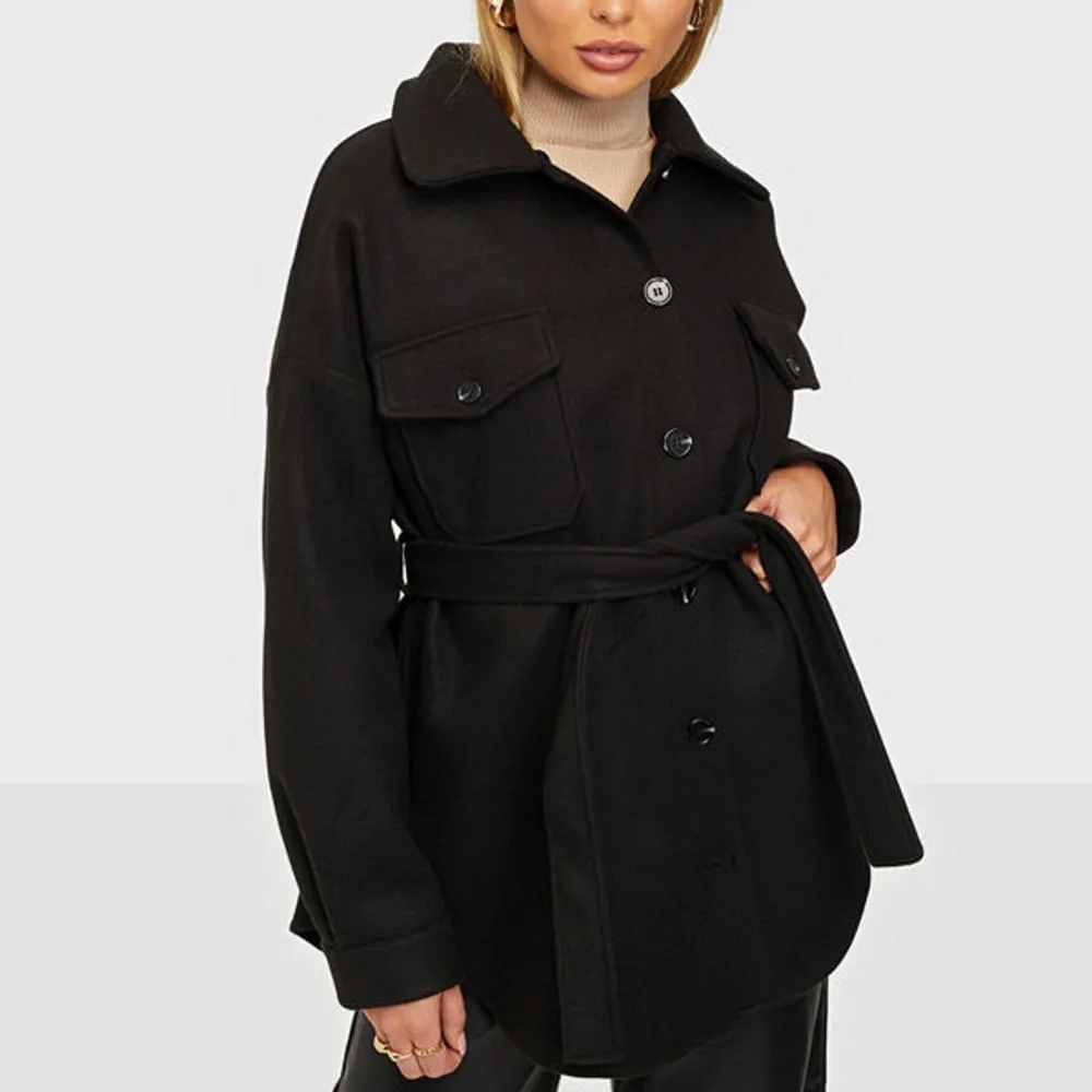 Säljer denna superfina svarta jacka från Nelly Trend, den är i storlek 32 men är ganska oversize så den passar 34-36. Fint skick, lite nopprig. Jackor.