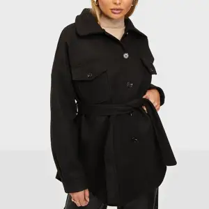 Säljer denna superfina svarta jacka från Nelly Trend, den är i storlek 32 men är ganska oversize så den passar 34-36. Fint skick, lite nopprig