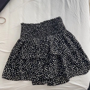 Volangkjol  - Säljer denna söta volangkjol från Chelsea (märke Retro & icone)🤍🤍 den är i bra skick!! Hör av dig i dm om du är intresserad 🥰🥰 Skriv privat för fler bilder!!