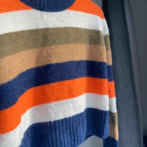 Randig tröja från COS - Säljer tyvärr denna fina tröja då den inte sitter bra på mig. Använd 2 gånger. Tröjan är en storlek M men är croppad och ganska liten för sin storlek så passar både S/M. Buda på eller kom med prisförslag i kommentarerna🧡