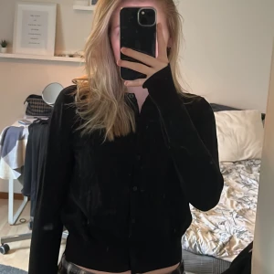 Stickad kofta - Stickad kofta från hm i storlek S. Toppenskick! Smutset på bilden är spegeln inte tröjan.