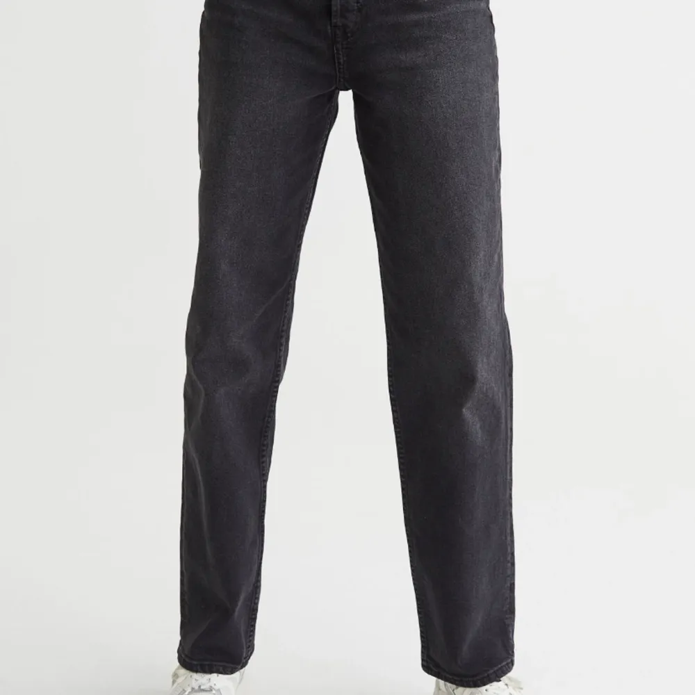 Hm 90s straight jeans använda fåtal gånger så bra skick. Säljer då de är för stora obs: de är mer svarta än vad de på modellen har. Jeans & Byxor.