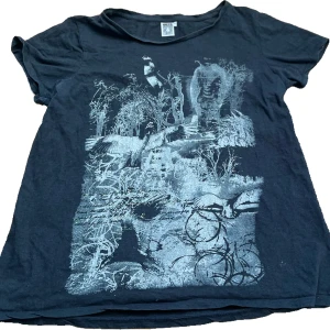 Svart t-shirt med tryck  - En stor svart t shirt med as coolt tryck på framsidan. Kan mötas upp i Stockholm eller frakta då köparen står för frakten💞