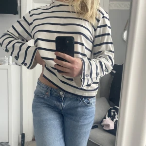 randig tröja - En tröja från zara. Oanvänd. Vit och marinblå. Jätte fin❤️‍🔥❤️‍🔥storlek s.