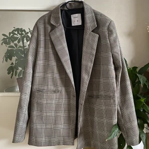 Rutig blazer  - Säljer denna perfekta, eleganta blazer från Pull&Bear. Den har kommit till användning bara två gånger!