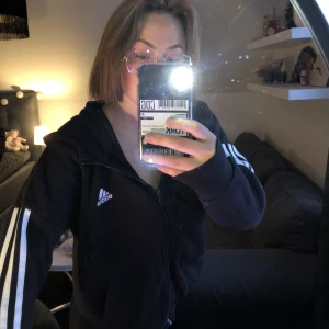 Adidas zip hoodie  - Säljer min Adidas Zip hoodie för att jag inte använder den längre! ☺️ skriv vid frågor eller fler bilder! 