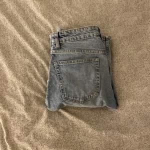 Säljer ett par higwaisted jeans då jag inte använder de längre!😇 köparen står för frakten 