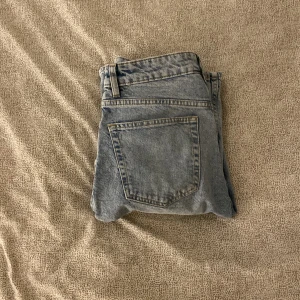 Highwaist jeans - Säljer ett par higwaisted jeans då jag inte använder de längre!😇 köparen står för frakten 