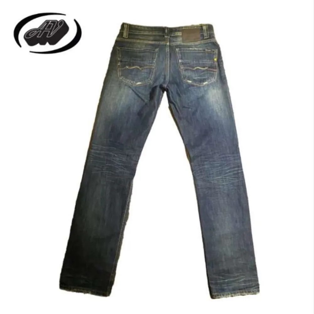 Tjo! Här har vi ett par riktigt feta jeans från Teddy Jones med grymm fade🤍🖤. Jeans & Byxor.