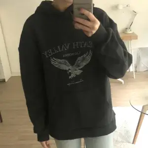 Helt oanvänd NA-KD hoodie i strl xxs. Stor i storleken. 