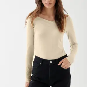 Säljer denna superfina och sköna tröja från Gina Tricot i strl XS, men passar även S och M eftersom den är stretchig. Säljs inte längre på Ginas hemsida 💕