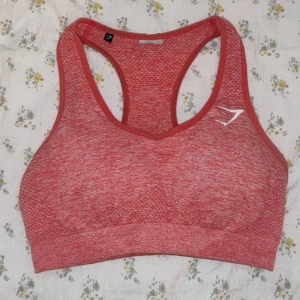 Gymshark Sport Bh - Jag säljer nu mina rosa sport bh från Gymshark. Använd men i bra skick. Hör av er vid funderingar 🥰