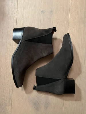 CLOU NUBUCK GREY BOOTS 🖤 - CLOU NUBUCK GREY BOOTS, aldrig använda. Inköpta på Nilson för 1199 KR - säljes pga flytt 