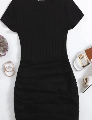 Svart klänning  - Säljer denna svarta klänning is storlek  S pga inte till användning den är jätte fin men inte riktigt min stil ❤️