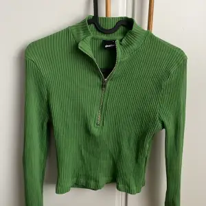 Nästintill oanvänd långärmad grön tröja 