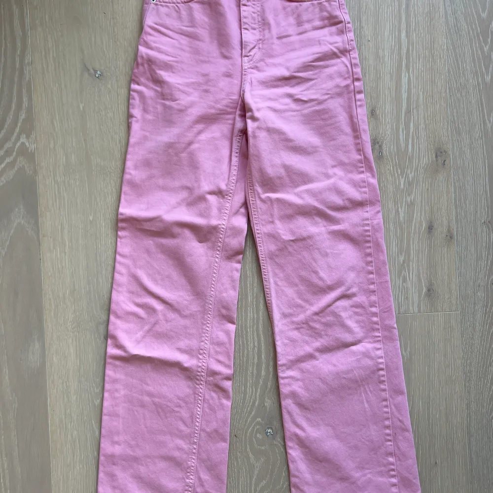 Säljer mina rosa jeans då dem inte kommer till användning längre. Avklippta ca 3 cm. Använda fåtal gånger, köpta 2021. Helt slutsålda online. Strl 32/xs  !!Köparen står för frakt!!. Jeans & Byxor.