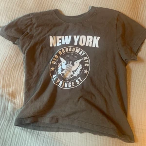 Cool grafisk t-shirt  - Säljer denna coola t-shirt med lagom cropped passform och i topp skick! Köpt i butik 2021 och finns inte tillgänglig längre! Nypris 220 kronor!🤎