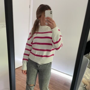 Randig tröja  - Jättesöt randig stickad tröja. Köpt på new yorker i storlek S. Köparen står för frakten🤍 